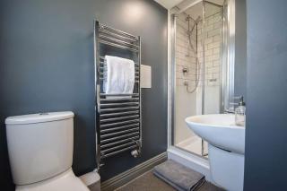 Budget Spacious 2BED Apartment with Shared Kitchen - 7
