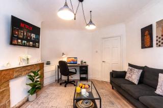 KGV Stays - Serenity House 3 bedroom near to the hospital with parking - 3