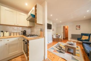 Roomy 2 Bed Garden Flat Quick Links to Central - 3