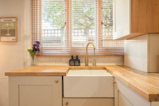 Roomy 2 Bed Garden Flat Quick Links to Central - 1