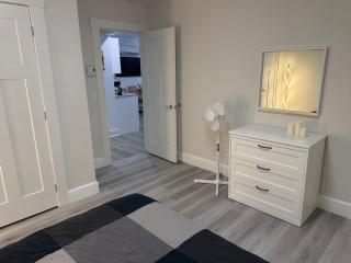 Private Entire Suite in Bedford - 2 Bedroom - 4