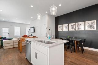 Nash House & Bars of Broadway with Patio Bar and Views! 8min Downtown! Sleeps 12! - 1