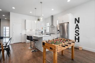 Nash House & Bars of Broadway with Patio Bar and Views! 8min Downtown! Sleeps 12! - 9