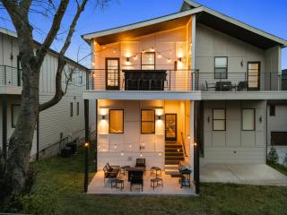 Nash House & Bars of Broadway with Patio Bar and Views! 8min Downtown! Sleeps 12! - 0