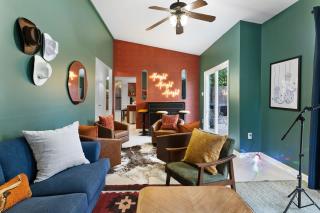 The Lone Star Oasis - Pool Karaoke & Game Room - 7