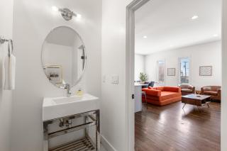 Whiskey House with Rooftop Golf, City views! 8min to Downtown! Sleeps 9! - 2