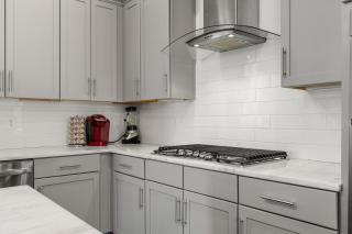 Jack Daniels House with Rooftop Golf, City views! 8min to Whiskey Row! Sleeps 10! - 4