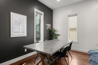 Jack Daniels House with Rooftop Golf, City views! 8min to Whiskey Row! Sleeps 10! - 2