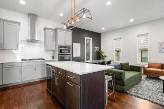 Jack Daniels House with Rooftop Golf, City views! 8min to Whiskey Row! Sleeps 10! - 5