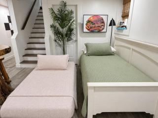 Walkable, 2 King En-Suites, Game Room, EV Charger! - 8