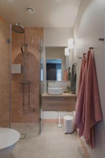 Modern house with private patio near city center - 1