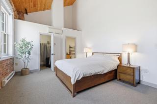 Gorgeous downtown apartment with loft - 6