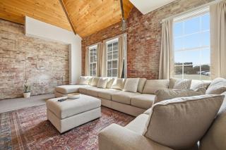 Gorgeous downtown apartment with loft - 2