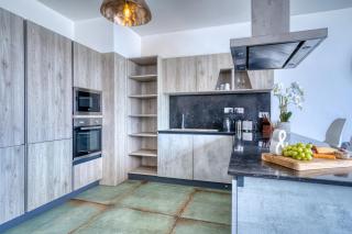 Bayview Penthouse with Seaviews - 2BR - 2