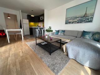 Lumière Parisienne Spacious 2BR Apartment with Terrace Free Parking Near Metro Line 13 - 3
