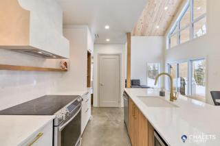 Chalet Altitude Riverfront Pet-Friendly - 4