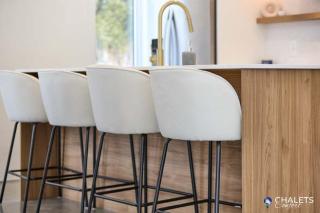 Chalet Altitude Riverfront Pet-Friendly - 1