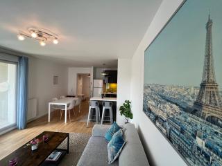Lumière Parisienne Spacious 2BR Apartment with Terrace Free Parking Near Metro Line 13 - 2