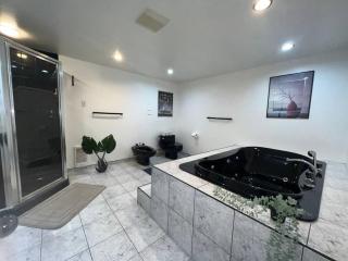 Luxury comforts getaway home - 7