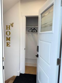 Luxury 1 BedRoom Suite Near YMCA and Mountain Rd - 8