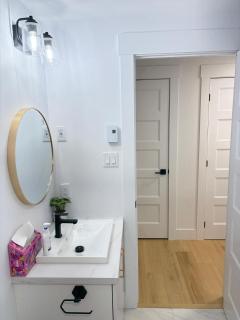 Luxury 1 BedRoom Suite Near YMCA and Mountain Rd - 1