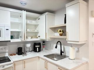 Luxury 1 BedRoom Suite Near YMCA and Mountain Rd - 3