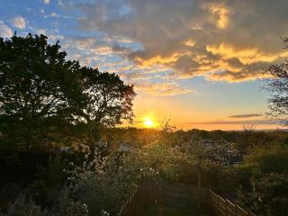Whole House 5 min to Legoland & Windsor Castle - free parking and EV plug - 8