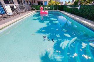 2Min WALK TO BEACH! Trendy CondoKingKitchenPool U7 - 5