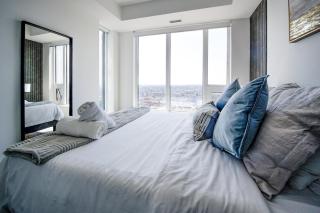 Open concept with city views - 7