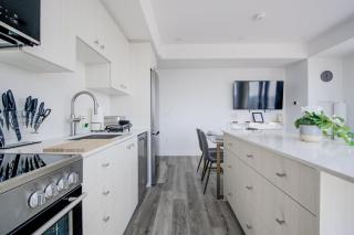 Open concept with city views - 5