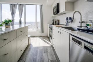 Open concept with city views - 2