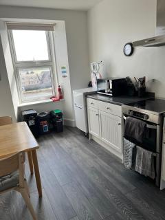 Centrally located 1 bed modern flat with harbour views - 4