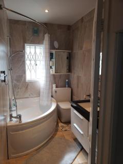 2-Bed Retreat with Private Parking & Tram Links - 5