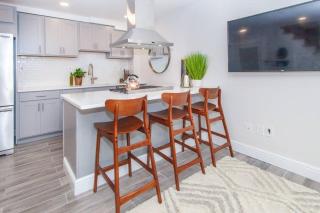Cozy Duplex Near T - 4