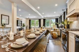Mid-Century Glam Retreat Near T - 8