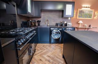 Luxury Designer Flat with Parking, Spa & Cinema Wall - 4