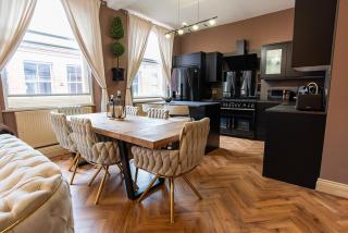 Luxury Designer Flat with Parking, Spa & Cinema Wall - 3