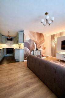 MODERN DELUXE AIRPORT APARTMENT, FREE PARKING, LUXURY Interior, MEDIA WALL, Near Luton Parkway & M1, Sleeps 4 Guests, GARDEN - 3