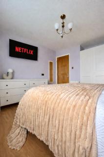 MODERN DELUXE AIRPORT APARTMENT, FREE PARKING, LUXURY Interior, MEDIA WALL, Near Luton Parkway & M1, Sleeps 4 Guests, GARDEN - 1