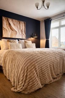 MODERN DELUXE AIRPORT APARTMENT, FREE PARKING, LUXURY Interior, MEDIA WALL, Near Luton Parkway & M1, Sleeps 4 Guests, GARDEN - 8