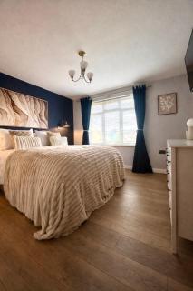 MODERN DELUXE AIRPORT APARTMENT, FREE PARKING, LUXURY Interior, MEDIA WALL, Near Luton Parkway & M1, Sleeps 4 Guests, GARDEN - 2