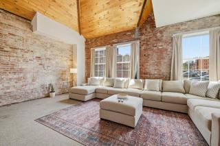 Gorgeous downtown apartment with high ceilings - 9
