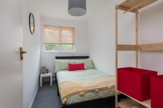 4 Bed Sleeps 6 Parking for vans cars WiFi - 1