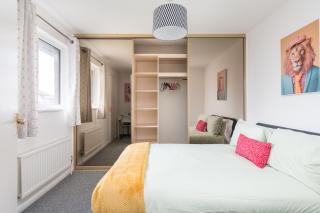 4 Bed House with Free Parking for 4 vehicles or 2 large vans - Ensuite & Family bathroom with additional WC - Large Rear Garden - Ideal for Families - Relocators - Contractors! - 0