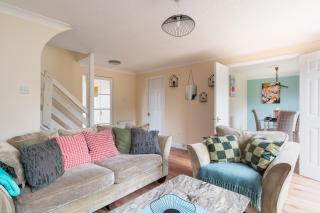 4 Bed Sleeps 6 Parking for vans cars WiFi - 3