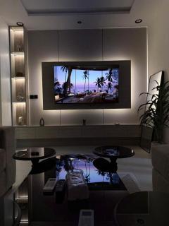 Cozy luxury comfy apartment with amazing designee next to kingdom tower - 0