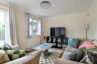 4 Bed Sleeps 6 Parking for vans cars WiFi - 4