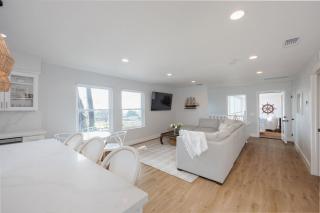 Bright and airy beach vacation spot- perfect for families and ocean views - 8