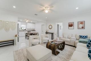 West Palm Beach Luxury Villa with Pool and Games - 1