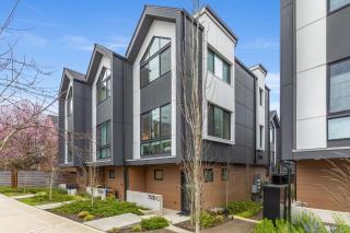 154 - City Retreat Close to Lightrail | 2BR - 1